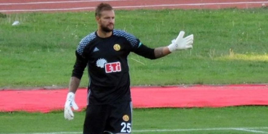 Eskişehirspor kalecisi 70 metreden gol attı