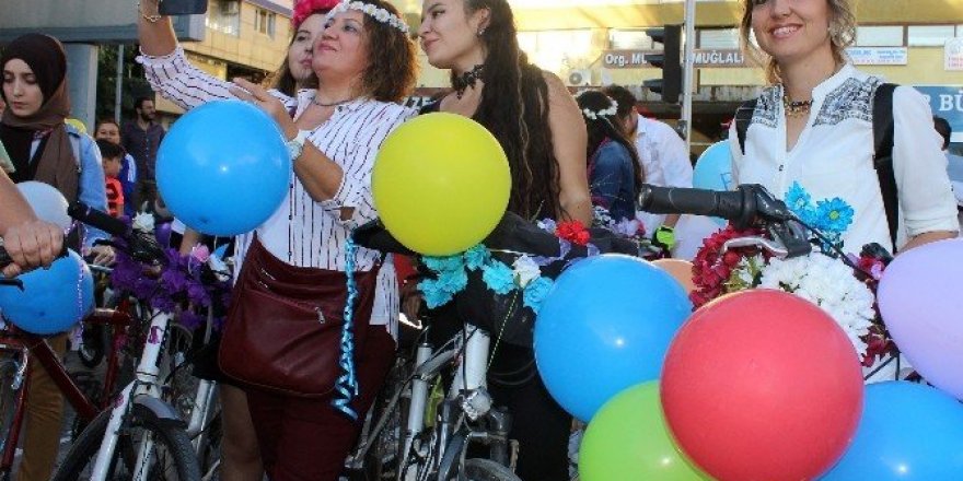 Süslü kadınlar bisiklete dikkat çekti