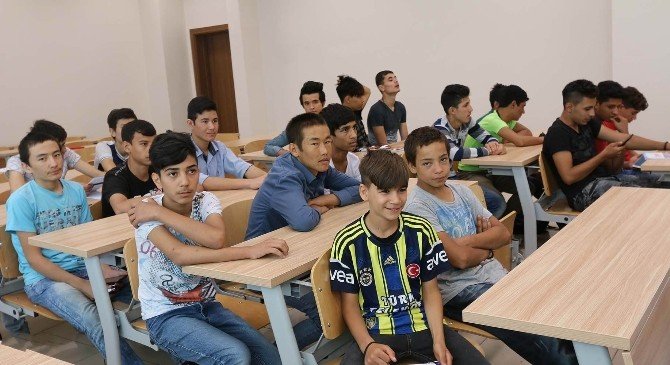 Savaş mağduru çocuklar, Türkçeyi KTO Karatay’da öğreniyor