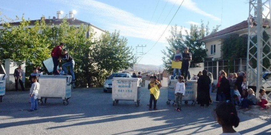 Çöp konteynerleri ile yolu trafiğe kapattılar