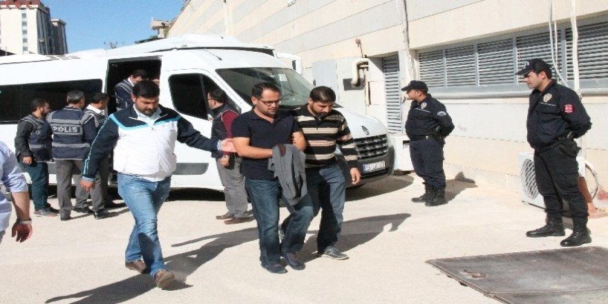 Sakarya’da 15 öğretmen,2 gazete dağıtıcısı adliyeye sevk edildi