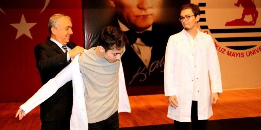 Doktor adayları beyaz önlük giydi