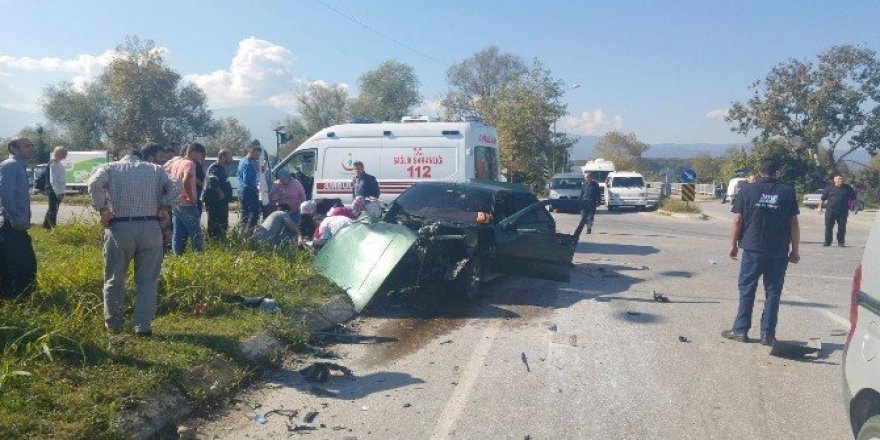 Sakarya’da otomobille kamyon çarpıştı: 3 yaralı