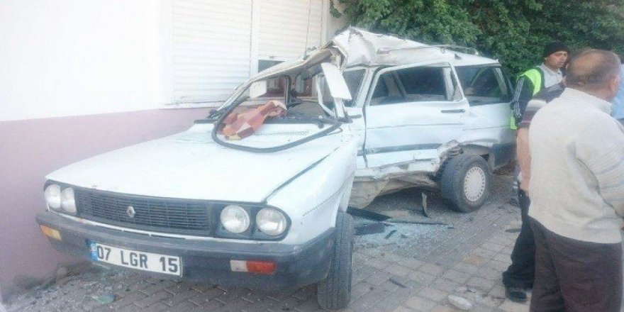 Halk otobüsü park halindeki otomobili hurdaya çevirdi: 1 yaralı