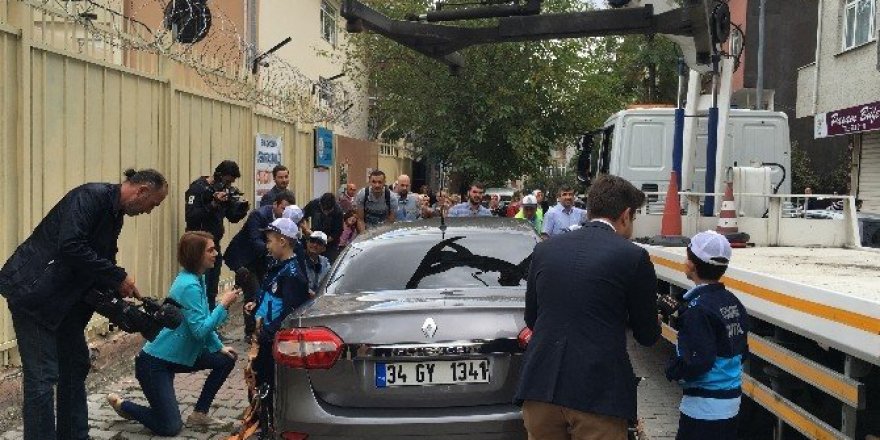 Okul önlerindeki trafik sorununa minik zabıtalar müdahale ediyor