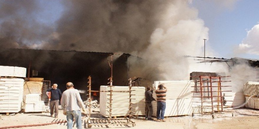 Fabrika deposundaki yangın korkuttu