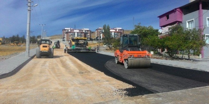 Toprak yollar bir bir asfalt oluyor