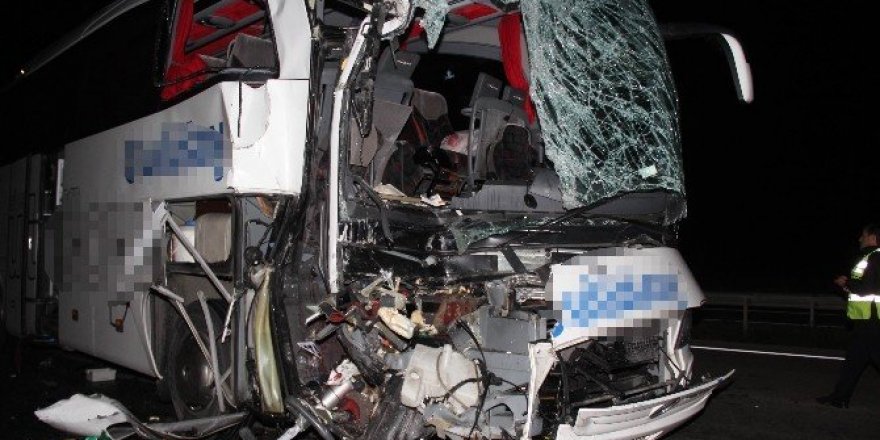 Yolcu otobüsü kamyona çarptı: 1 ölü, 39 yaralı