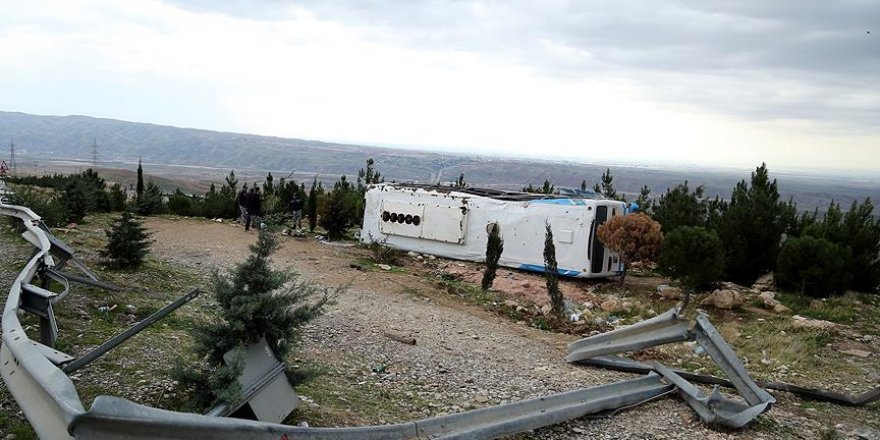 Otobüs devrildi: 14 ölü