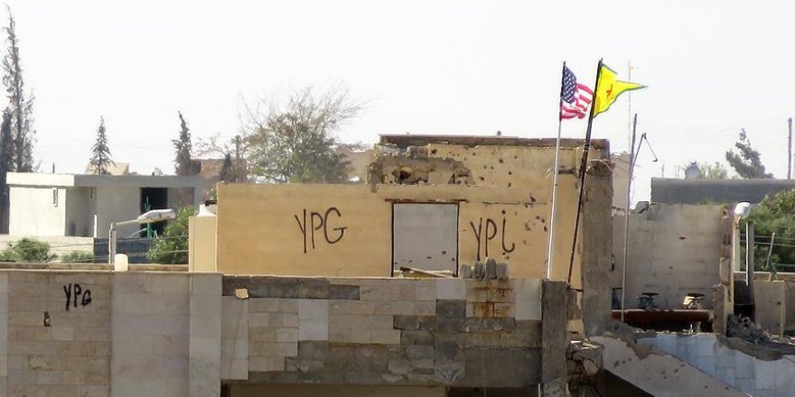Suriyeliler 'PYD'nin bayrak oyununa' tepkili