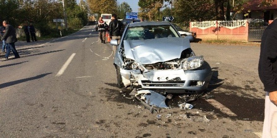 Öğrenci minibüsü otomobille çarpıştı: 12 yaralı