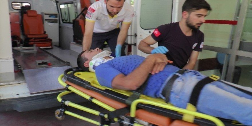 Otomobilin çarptığı motosiklet sürücüsü yaralandı