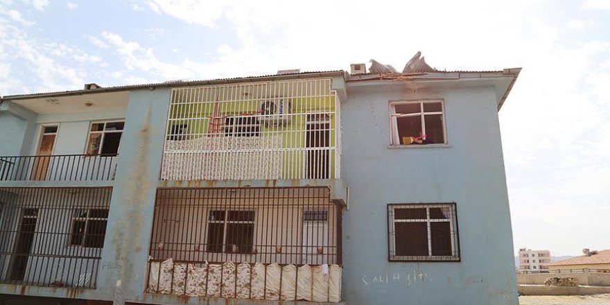Teröristlerin attığı 2 roketatar mermisi eve isabet etti