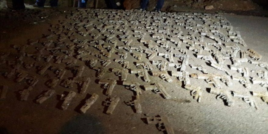 Üsküdar Burhaniye'de toprak altından 200 silah çıktı
