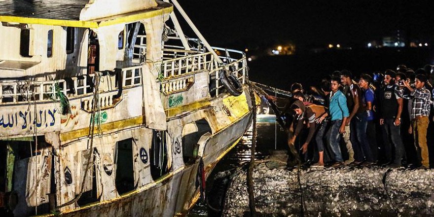 Akdeniz'de batan göçmen teknesi su yüzeyine çıkarıldı