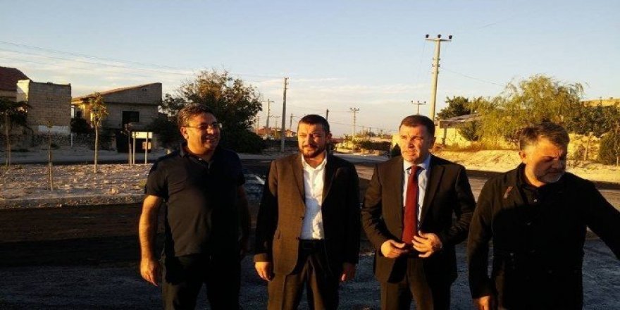 Milletvekili Açıkgöz, Çat kasabasında asfalt yapımını inceledi