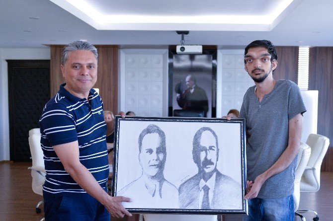 İşitme engelli ressamdan Ümit Uysal’a sürpriz hediye