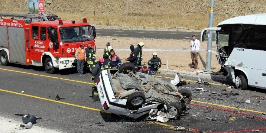 Otobüsle çarpışan otomobil takla attı: 1 ölü, 4 yaralı