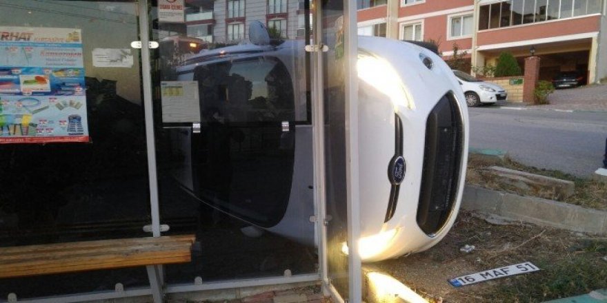 Otomobil öğrencilerin beklediği durağa daldı