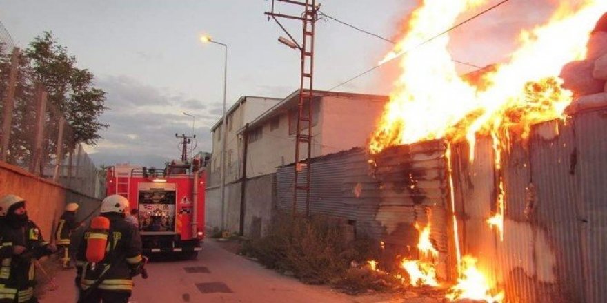 Villada ve hurdalıkta çıkan yangın maddi hasara neden oldu