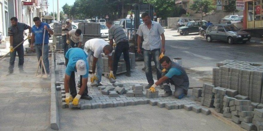 Beyşehir’de dış mahallelere 2,5 milyon adet kilitli parke döşendi