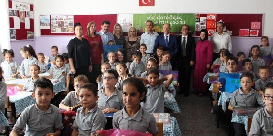 Kırtasiye malzemesi dağıtan firmadan okulu için bilgisayar istedi