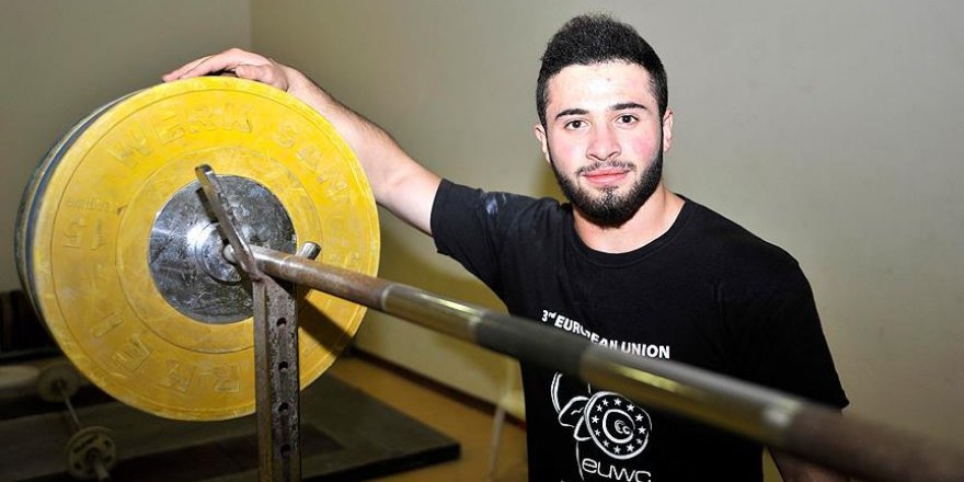 Babasına rağmen halterde dünya şampiyonu oldu