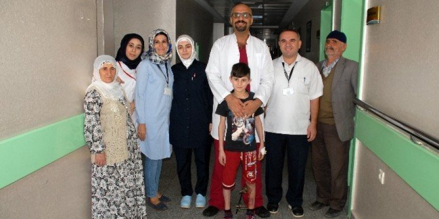 10 yaşındaki çocuğun bacağı kesilmekten kurtarıldı