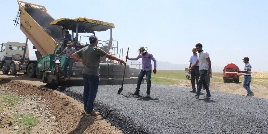 Ağrı Özel İdaresinden yol asfaltlama çalışması