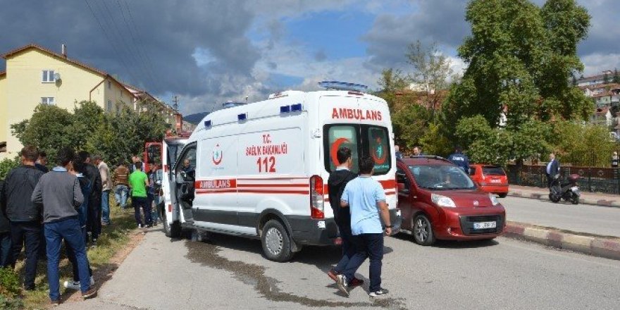 Niksar’da iki otomobil çarpıştı: 4 yaralı