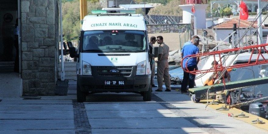 Kaçak göçmenleri taşıyan tekne alabora oldu: 3 ölü