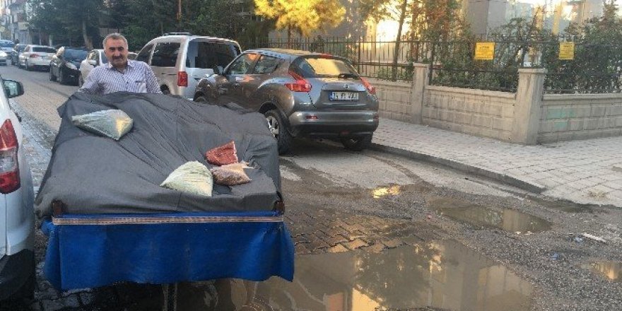 Sokaklarda baharat satarak iki çocuğunu üniversitede okutuyor