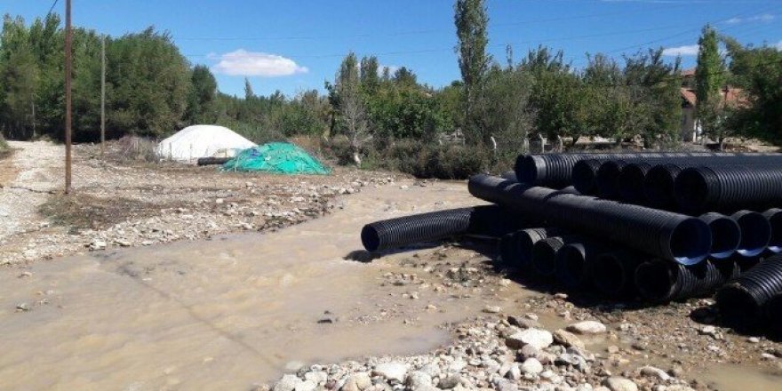 Yazıhan’da sulama kanalı taştı