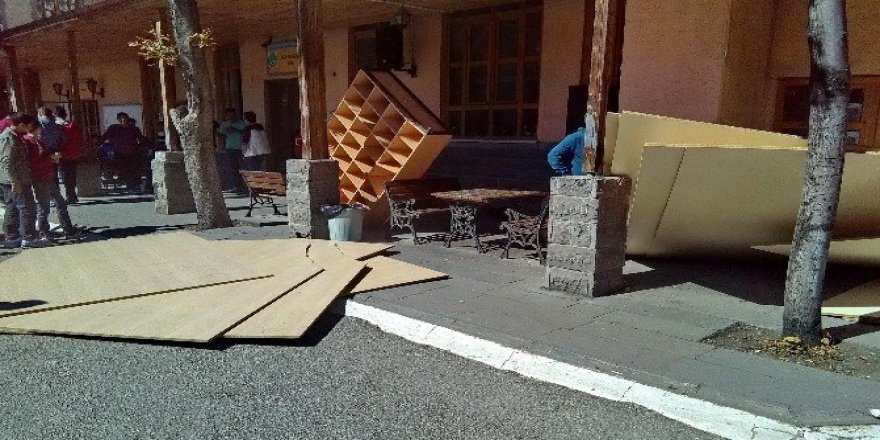 Mesleki lisede devrilen suntalar, 5 öğrenciyi yaraladı