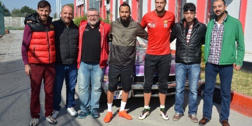 Maça giremeyen taraftarlar, futbolculara baklava ikram etti