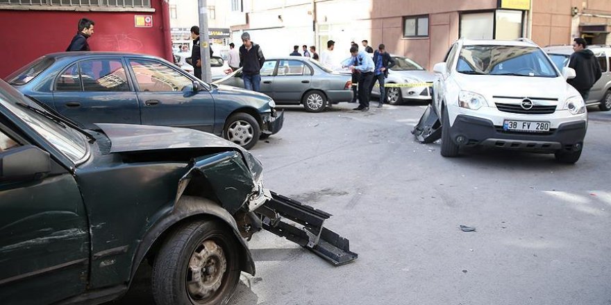Kaza yaptığı otomobille kaçarken 14 araca zarar verdi