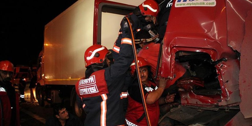 TEM'de tır kamyona çarptı