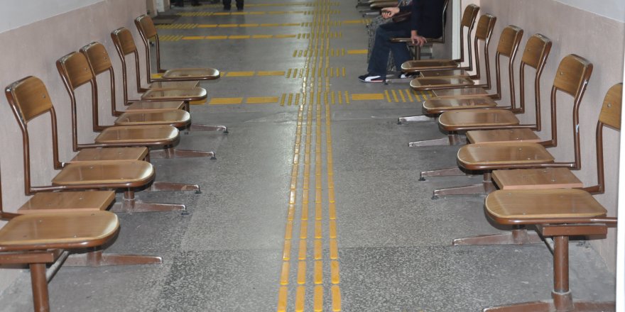 Akşehir Adliyesine sarı yürüme taşı