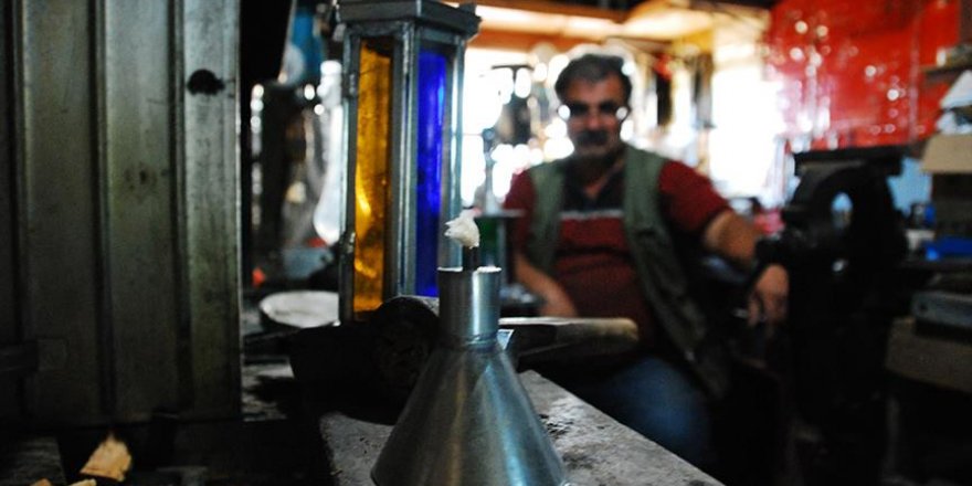Geceyi aydınlatacak kandilleri gün ışığıyla üretiyor