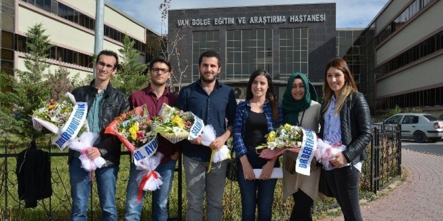 Van’a atanan doktorlar çiçeklerle karşılandı