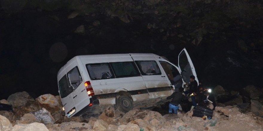 TIR ile minibüs çarpıştı: 4 ölü, 11 yaralı