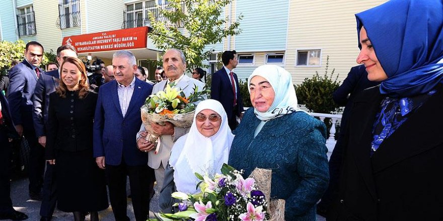 Başbakan Yıldırım huzurevinde kalan yaşlıları ziyaret etti