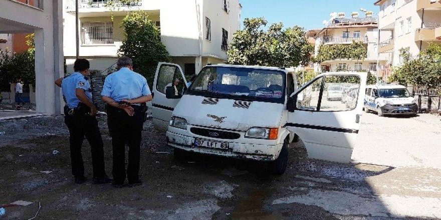 Manavgat’ta park halindeki kamyonette yangın