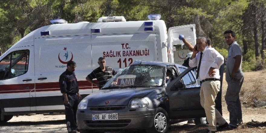 Manavgat’ta otomobil ile tur minibüsü çarpıştı: 2 yaralı