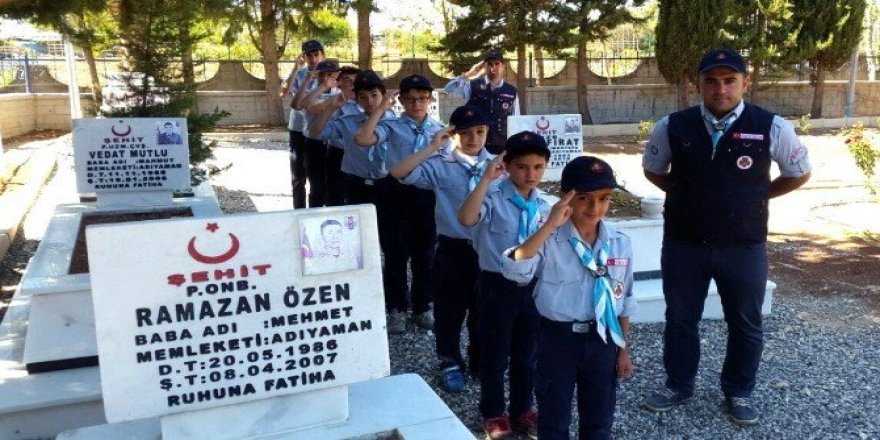 İzci gençler sezonu şehit mezarını ziyaret ederek açtı