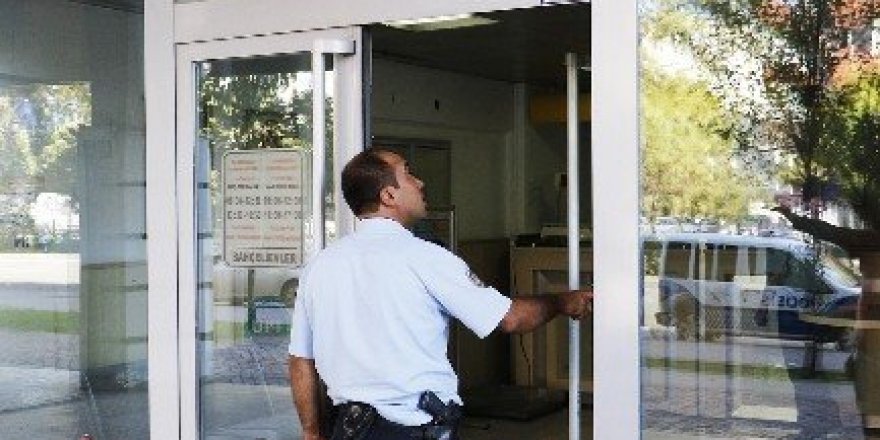 Açık unutulan PTT şubesinin kapısı polisi alarma geçirdi