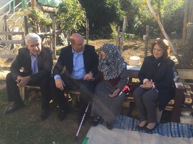 AK Parti’den Kütahya’nın en yaşlı vatandaşına ziyaret