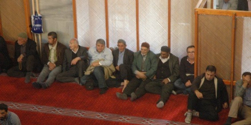 Camilerdeki tabureler kaldırıldı