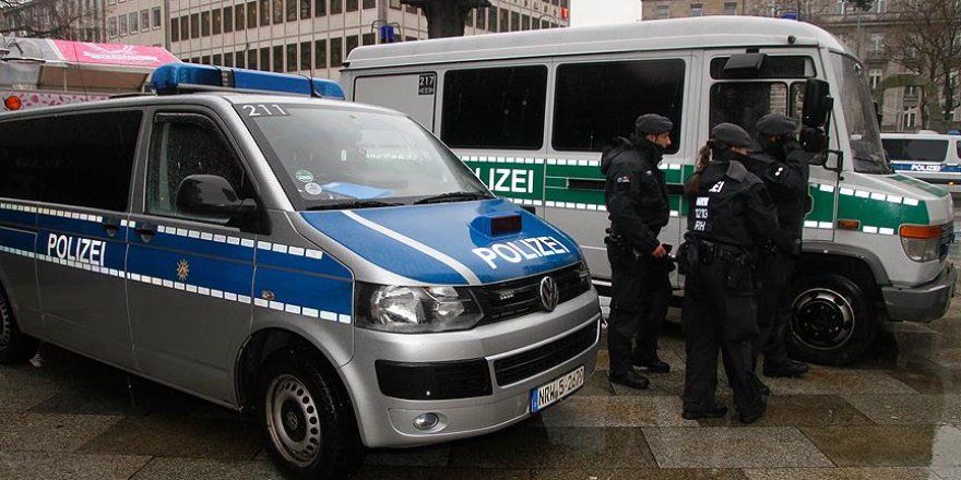 Almanya'da polis araçları ateşe verildi