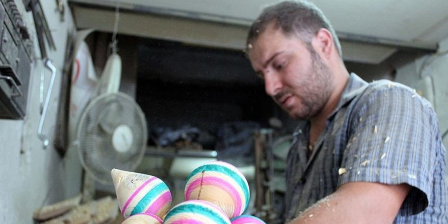 Çocukluk oyuncağı 'topacı' geleceğe aktarıyor